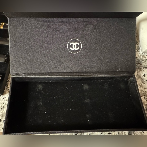 CHANEL Beauté Black Makeup Organizer with Embossed Floral Design - Picture 2 of 9
